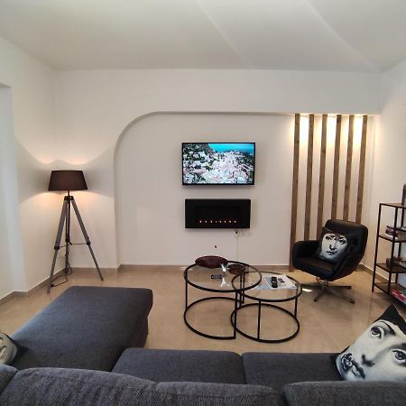 Grey Swan - Modern & Stylish Apartment With Private Parking 沃洛斯 外观 照片