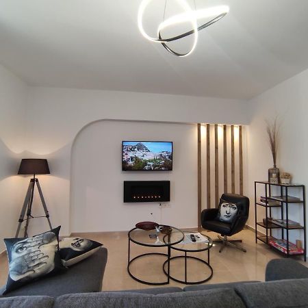 Grey Swan - Modern & Stylish Apartment With Private Parking 沃洛斯 外观 照片